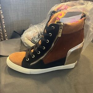Stylish Brown and Black Women's Wedge Sneakers Betsey Johnson size 8